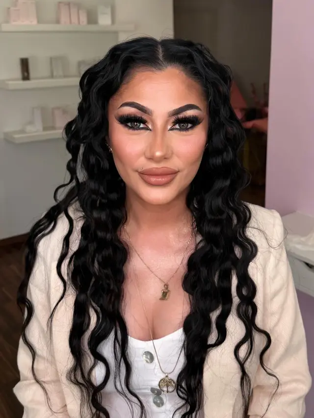 Glam Make-up mit Wimpern