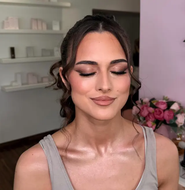 Make-up mit Hochsteckfrisur